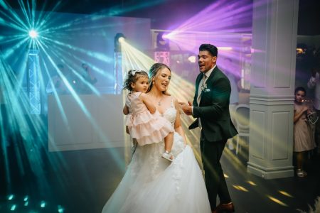 fotografo de Casamento Santa Maria da Feira, humberto barbosa fotografia de Casamento Porto, Quinta da Quintã Quinta de Casamento Pé de Flor Music beats Momento de pura alegria na pista de dança, noivos a celebrar com a filha ao colo entre luzes coloridas — fotógrafo de casamento Santa Maria da Feira, Humberto Barbosa Fotografia