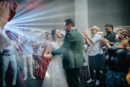 fotografo de Casamento Santa Maria da Feira, humberto barbosa fotografia de Casamento Porto, Quinta da Quintã Quinta de Casamento Pé de Flor Music beats Primeira dança da Kelly e do Marcelo rodeados de aplausos e luz, um momento de pura cumplicidade captado por Humberto Barbosa, fotógrafo de casamento Porto