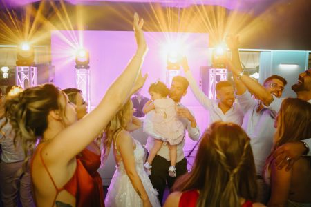 fotografo de Casamento Santa Maria da Feira, humberto barbosa fotografia de Casamento Porto, Quinta da Quintã Quinta de Casamento Pé de Flor Music beats Festa de casamento em pura alegria com os noivos e convidados de braços no ar, capturada por Humberto Barbosa, fotógrafo de casamento Porto