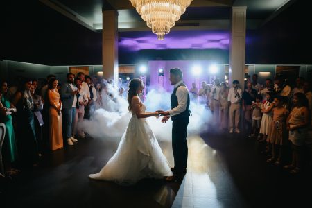fotografo de Casamento Santa Maria da Feira, humberto barbosa fotografia de Casamento Porto, Quinta da Quintã Quinta de Casamento Pé de Flor Music beats Primeira dança envolta em névoa e luz, Kelly e Marcelo partilham um olhar cúmplice enquanto os convidados celebram — fotógrafo de casamento Porto, Humberto Barbosa Fotografia