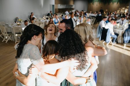 Grupo de convidados abraça-se em círculo durante festa de casamento captada por Humberto Barbosa em Vila Nova de Gaia