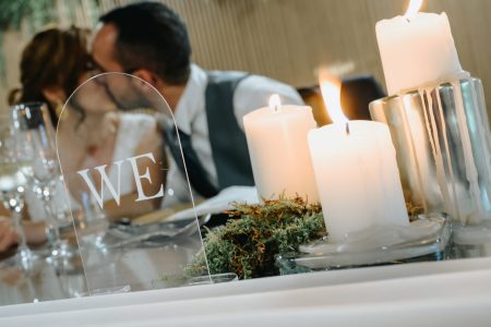 Intimidade dos noivos à mesa com velas acesas em casamento captado por Humberto Barbosa em Santa Maria da Feira