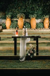 Mesa decorada com champanhe e flores em casamento captado por Humberto Barbosa em Santa Maria da Feira