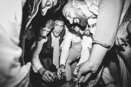 fotografo de Casamento Santa Maria da Feira, humberto barbosa fotografia de Casamento Porto, Quinta da Quintã Quinta de Casamento Pé de Flor Music beats Amigos em cumplicidade erguem copos num brinde cheio de energia e alegria, momento captado por Humberto Barbosa, fotógrafo de casamento Porto