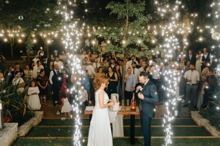 Noivos brindam rodeados por fogo frio e convidados, fotografia de casamento por Humberto Barbosa em Santa Maria da Feira