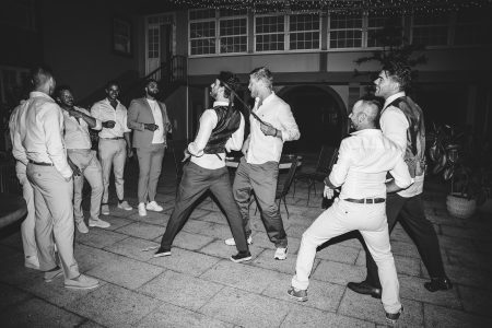 fotografo de Casamento Santa Maria da Feira, humberto barbosa fotografia de Casamento Porto, Quinta da Quintã Quinta de Casamento Pé de Flor Music beats Amigos do noivo celebram com energia e cumplicidade na pista de dança, momento espontâneo captado por Humberto Barbosa, fotógrafo de casamento Porto