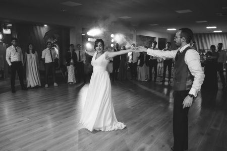 Noiva roda em dança com noivo durante festa de casamento captada por Humberto Barbosa em Santa Maria da Feira