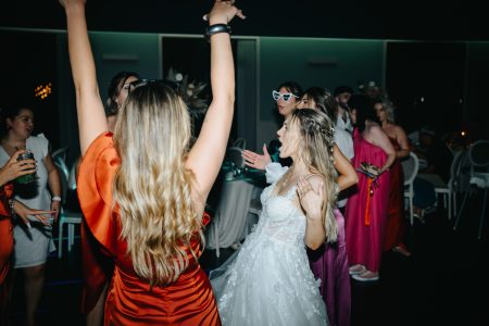 fotografo de Casamento Santa Maria da Feira, humberto barbosa fotografia de Casamento Porto, Quinta da Quintã Quinta de Casamento Pé de Flor Music beats Noiva a dançar com amigas numa explosão de alegria e cumplicidade, momento espontâneo captado por Humberto Barbosa, fotógrafo de casamento Porto