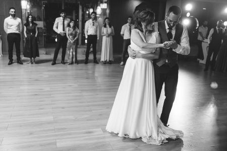Noivos de mãos dadas na primeira valsa captados pelo fotógrafo de casamento Humberto Barbosa em Santa Maria da Feira