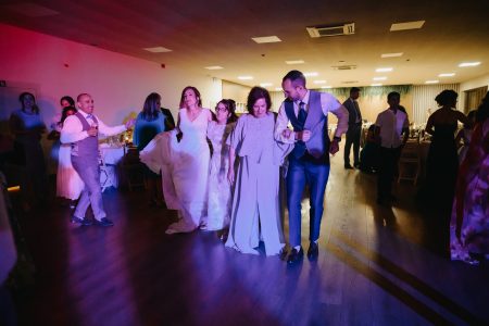 Noivos dançam acompanhados por convidados na festa, fotografia de casamento por Humberto Barbosa em Santa Maria da Feira