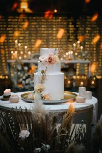 fotografo de Casamento Santa Maria da Feira, humberto barbosa fotografia de Casamento Porto, Quinta da Quintã Quinta de Casamento Pé de Flor Music beats Bolo de casamento decorado com flores num cenário de velas, momento captado por Humberto Barbosa, fotógrafo de casamento Santa Maria da Feira