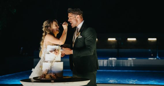 fotografo de Casamento Santa Maria da Feira, humberto barbosa fotografia de Casamento Porto, Quinta da Quintã Quinta de Casamento Pé de Flor Music beats Noivos a partilhar o bolo com gargalhadas cúmplices junto à piscina — fotógrafo de casamento Porto, Humberto Barbosa Fotografia