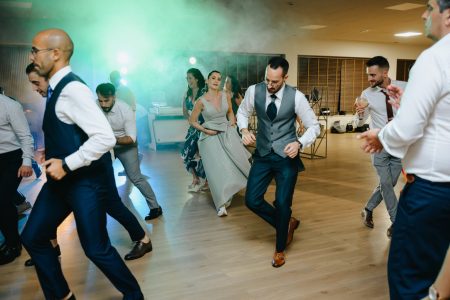 Convidados dançam em círculo durante festa de casamento captada por Humberto Barbosa em Santa Maria da Feira