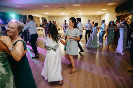 Convidados dançam em pares durante festa de casamento captada pelo fotógrafo Humberto Barbosa em Santa Maria da Feira