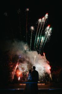 fotografo de Casamento Santa Maria da Feira, humberto barbosa fotografia de Casamento Porto, Quinta da Quintã Quinta de Casamento Pé de Flor Music beats Noivos contemplam fogo de artifício num momento mágico de cumplicidade, fotografado por Humberto Barbosa, fotógrafo de casamento Santa Maria da Feira