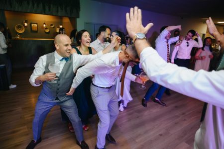 Convidados dançam com energia e braços no ar durante festa de casamento captada por Humberto Barbosa em Santa Maria da Feira