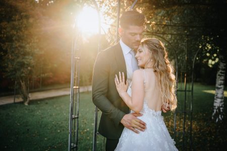 fotografo de Casamento Santa Maria da Feira, humberto barbosa fotografia de Casamento Porto, Quinta da Quintã Quinta de Casamento Pé de Flor Music beats Abraço apaixonado dos noivos Kelly e Marcelo sob a luz dourada do pôr do sol, por Humberto Barbosa, fotógrafo de casamento Santa Maria da Feira