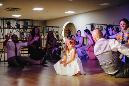 Alegria contagiante de criança a dançar em casamento captada por Humberto Barbosa em Santa Maria da Feira