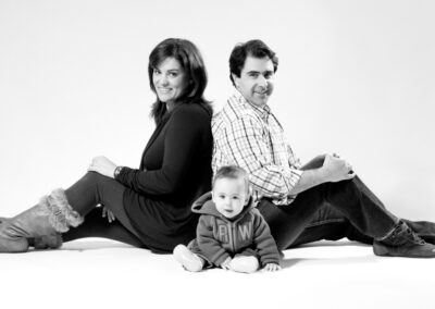 Casal e bebé sentados no chão captados por Humberto Barbosa em São João da Madeira — fotografia de família e newborn a preto e branco
