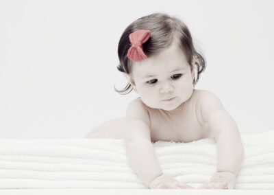 Bebé em pose tranquila captada por Humberto Barbosa em São João da Madeira — fotografia newborn a preto e branco