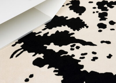Composição minimalista com tapete estampado e materiais negros captada por Humberto Barbosa em Porto — fotografia de produto para publicidade