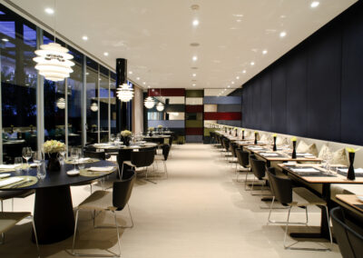 Sala de restaurante moderna com design geométrico captada por Humberto Barbosa em Porto — fotografia publicitária de interiores e arquitectura