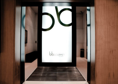 Entrada minimalista com logótipo bb Gourmet captada por Humberto Barbosa em Porto — fotografia publicitária de design e branding