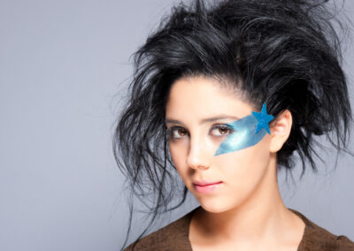 Modelo com pintura azul facial e cabelo volumoso captada por Humberto Barbosa em Porto — fotografia de moda e beleza criativa