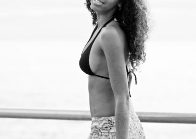Sorriso genuíno em biquíni e saia estampada junto ao mar captado por Humberto Barbosa em Espinho — fotografia de moda e swimwear
