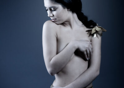 Modelo em pose introspetiva com flor no cabelo captada por Humberto Barbosa em fotografia de moda no Porto