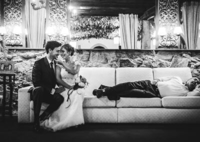 Noivos relaxam no sofá após cerimonia — fotografia de casamento por Humberto Barbosa em Santa Maria da Feira