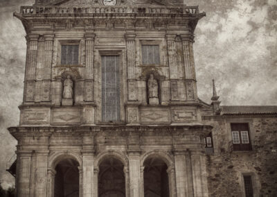 Véu da noiva em movimento diante da igreja histórica — Humberto Barbosa capta fotografia de casamento em Santa Maria da Feira