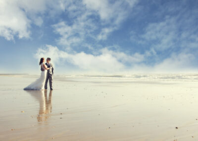 Cumplicidade dos noivos na praia dourada — Humberto Barbosa capta fotografia de casamento em Espinho