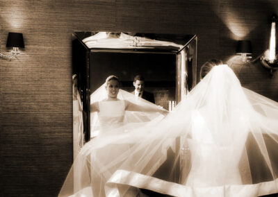 Véu da noiva em movimento no espelho enquanto o noivo observa — Humberto Barbosa capta fotografia de casamento no Porto
