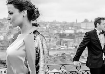 Noivos de costas voltados contemplam a cidade — Humberto Barbosa capta fotografia de casamento no Porto