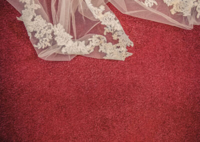 Véu bordado sobre tapete vermelho — Humberto Barbosa capta fotografia de casamento em Santa Maria da Feira