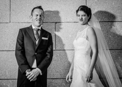 Sorrisos descontraídos dos noivos junto ao muro — Humberto Barbosa capta fotografia de casamento em Santa Maria da Feira