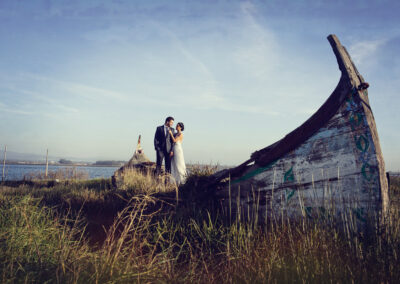 Noivos junto a barco abandonado à beira-mar — Humberto Barbosa capta fotografia de casamento em Ovar