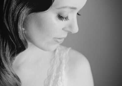 Noiva de olhos fechados e véu rendado em retrato sereno — Humberto Barbosa capta fotografia de casamento em Santa Maria da Feira