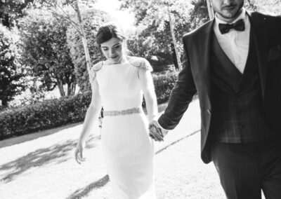 Noivos caminham de mãos dadas sob luz solar — Humberto Barbosa capta fotografia de casamento em Santa Maria da Feira