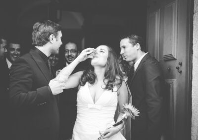 Em Santa Maria da Feira, Humberto Barbosa capta a noiva a beber shot em fotografia de casamento a preto e branco