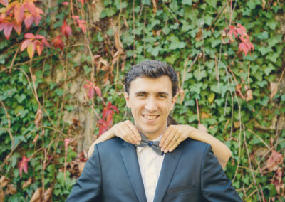 Noivo ajusta casaco enquanto a noiva coloca as mãos nos ombros — Humberto Barbosa capta fotografia de casamento em Santa Maria da Feira