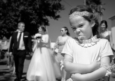 Menina faz careta divertida durante cerimónia — Humberto Barbosa capta fotografia de casamento em Santa Maria da Feira