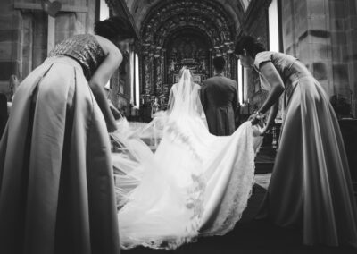Damas ajustam véu da noiva durante cerimónia de casamento captada por Humberto Barbosa em Santa Maria da Feira